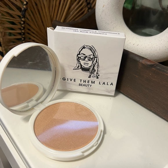 Give them Lala pressed highlighter - Picture 2 of 2